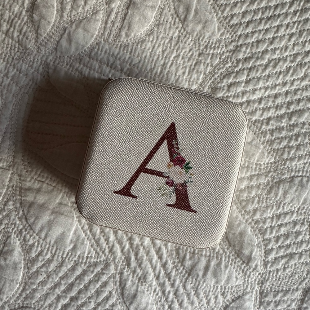 Travel jewellery box